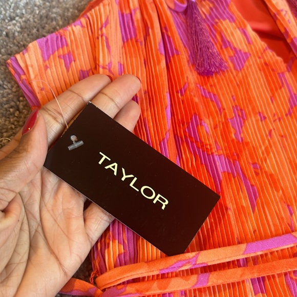 NWT Taylor Pleated Crepe Dress Size M - Picture 12 of 14